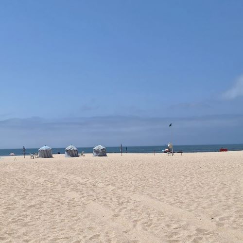 Schöner Strand mit Zelte in Figueira